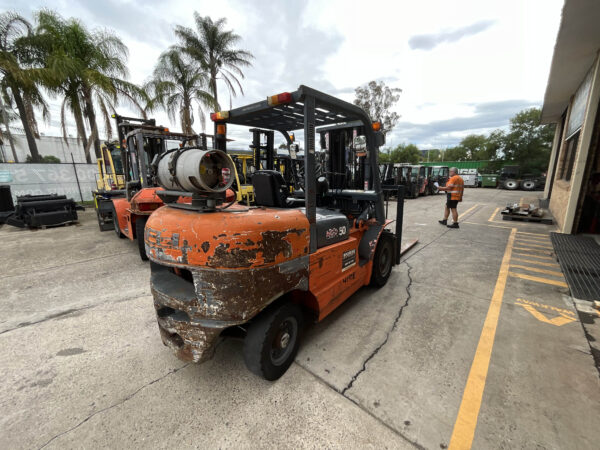 5 Tonne Heli (LPG) Container Mast Forklift For Hire - Image 11