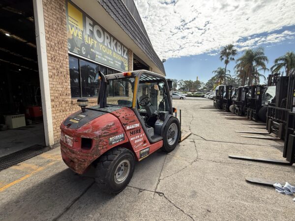 2.5 Tonne Manitou 4WD Forklift For Sale - Image 4
