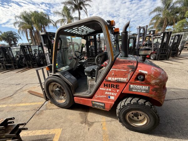 2.5 Tonne Manitou 4WD Forklift For Sale - Image 10