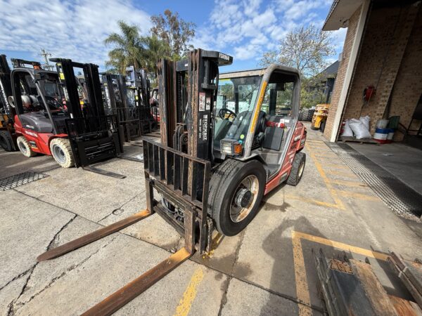 2.5 Tonne Manitou 4WD Forklift For Sale - Image 11
