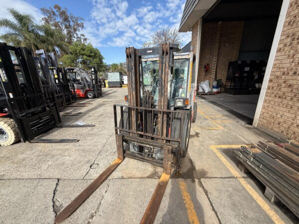 2.5 Tonne Manitou 4WD Forklift For Sale - Image 12