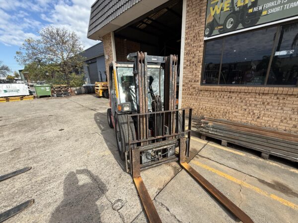 2.5 Tonne Manitou 4WD Forklift For Sale - Image 14
