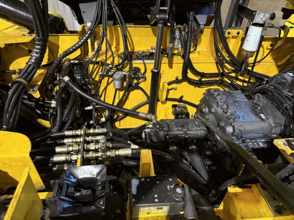 16 Tonne Hyundai Forklift For Sale - Image 2