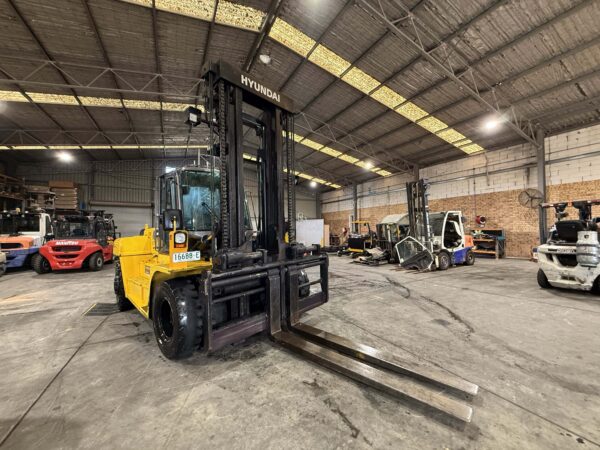 16 Tonne Hyundai Forklift For Sale - Image 17