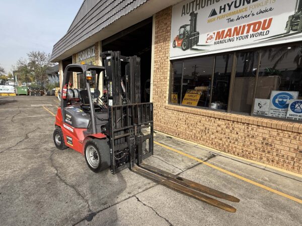 3.5 Tonne LPG Manitou Forklift For Sale - Image 5