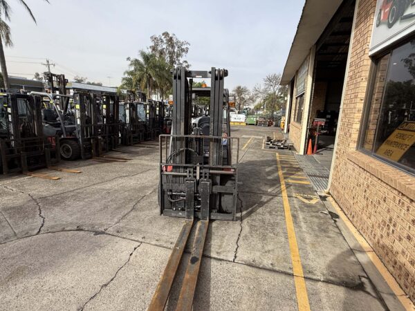 3.5 Tonne LPG Manitou Forklift For Sale - Image 7