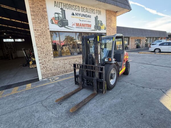 2.5 Tonne 4WD Manitou Forklift - Image 4