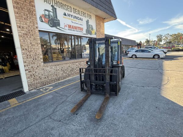 2.5 Tonne 4WD Manitou Forklift - Image 5