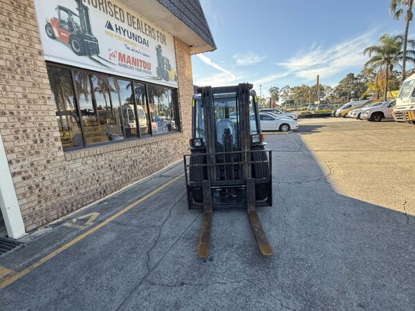 2.5 Tonne 4WD Manitou Forklift - Image 6