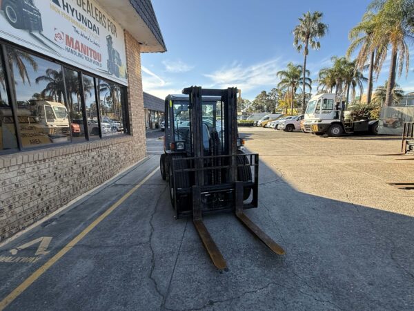 2.5 Tonne 4WD Manitou Forklift - Image 7