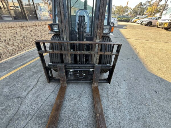 2.5 Tonne 4WD Manitou Forklift - Image 17
