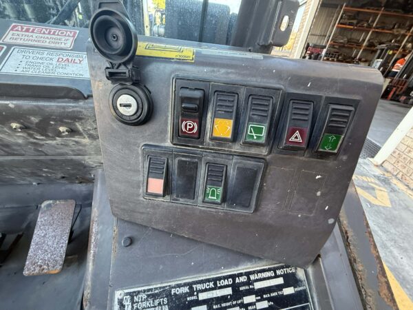 2.5 Tonne 4WD Manitou Forklift - Image 20