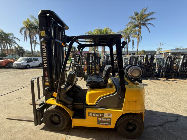2.5 Tonne Hyundai Forklift For Sale - Image 9