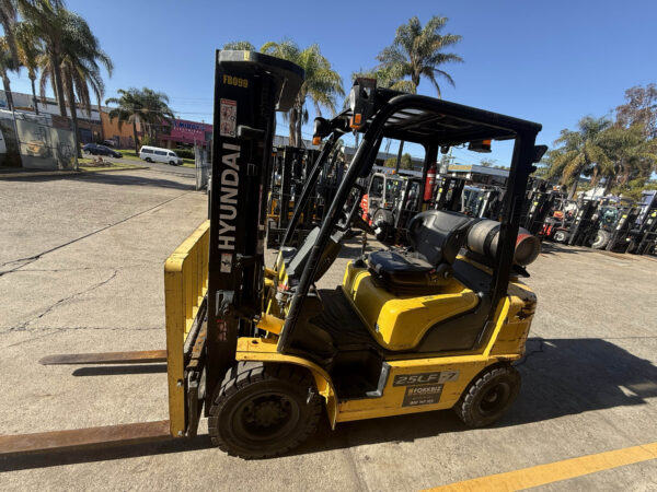 2.5 Tonne Hyundai Forklift For Sale - Image 8