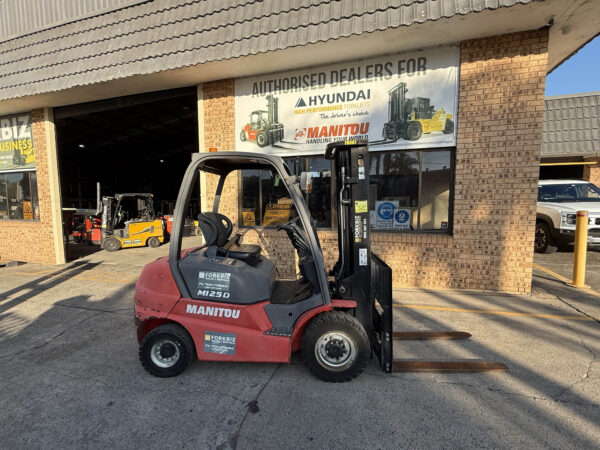 2.5 Tonne Manitou Forklift For Sale