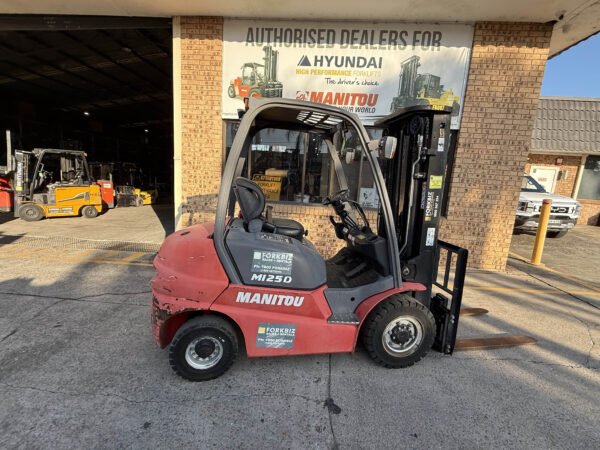 2.5 Tonne Manitou Forklift For Sale - Image 3