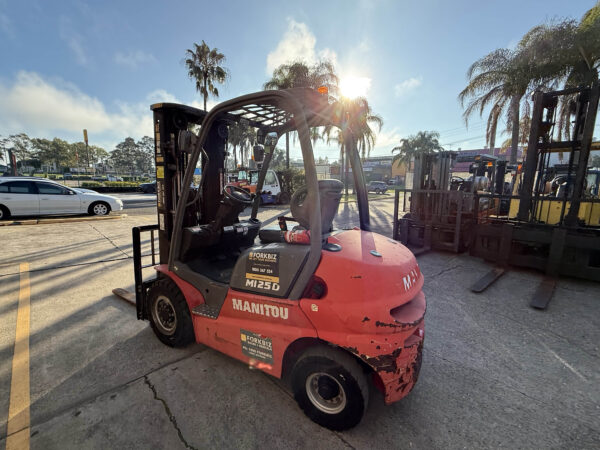 2.5 Tonne Manitou Forklift For Sale - Image 8